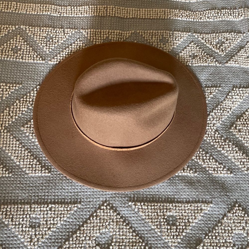 Gorgeous, new camel felt hat from Tentree with cork strap